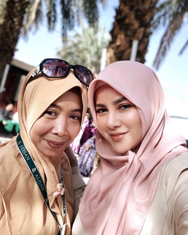 Tak hanya mengajak keluargaa beribadah umrah, ia pun membawa pengasuh anak-anaknya. Tak tanggung-tanggung, ada tiga pengauh yang diajak umrah. Foto: Instagram/OllaRamlanAufar