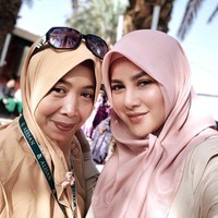 Tak hanya mengajak keluargaa beribadah umrah, ia pun membawa pengasuh anak-anaknya. Tak tanggung-tanggung, ada tiga pengauh yang diajak umrah. Foto: Instagram/OllaRamlanAufar