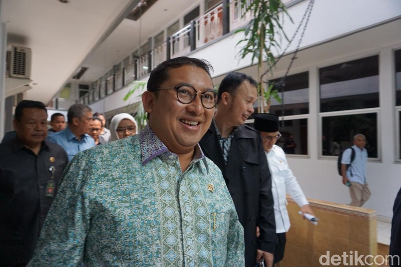 Fadli Zon Kaji Laporkan Jokowi karena Konsultan Asing-Propaganda Rusia Fadli Zon Kaji Laporkan Jokowi karena Konsultan Asing-Propaganda Rusia