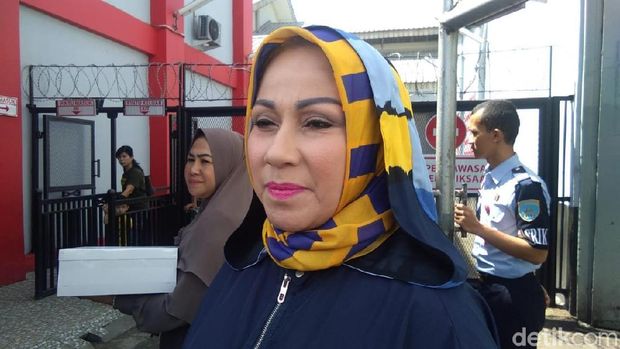Camelia Malik jenguk Ahmad Dhani di Rutan Cipinang