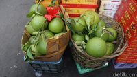 Berburu Buah, Kue Keranjang dan Manisan Imlek di Jalan Pancoran Glodok 