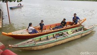 Biasanya warga memanfaatkan perahu untuk menyusuri sungai.