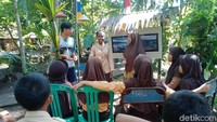 Di kampung ini, traveler bisa berjumpa dan berkegiatan dengan para pelajar multi etnis, budaya dan agama dari berbagai daerah di Indonesia. Para siswa tersebut merupakan penerima beasiswa Kelas Multikultural di SMK Bakti Karya, sekolah besutan Komunitas Sabalad. (Andi Nurroni/detikTravel)