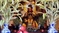 Di Vihara Dharma Ramsi terdapat 28 altar para dewa, di antaranya Dewa Jodoh, Dewa Rejeki, Dewa Tanah, Sidharta Gautama, Amitabha Budha, Dewi Kwan Im, dan dewa lainnya.