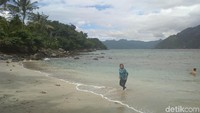 Ia pun juga bermain dan bersenang-senang di pinggir pantai (Adhar Muttaqin/detikTravel)