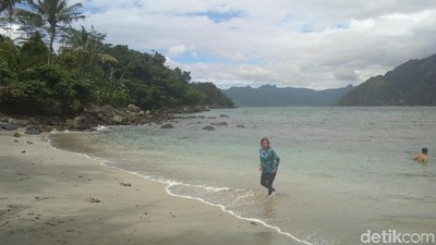 Foto: Lihat Lagi Aksi Santai Menteri Susi di Pantai Mutiara Trenggalek