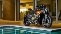 Mempermanis tampilan, bagian sasis twinspar, tangki, subframe, dang lengan ayun disepuh dengan warna coklat keemasan. Yang menarik lagi, suspensi palang bawaan dilengserkan, dan diganti dengan pelek jari-jari, dikombinasi ban soft compound. Istimewa/motorcycle.com.