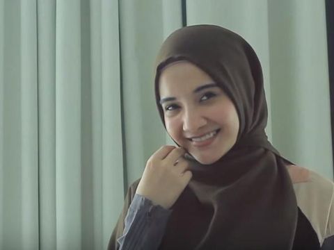 Tutorial Hijab Menutup Dada Ala Zaskia Sungkar Pakai Peniti Bohlam