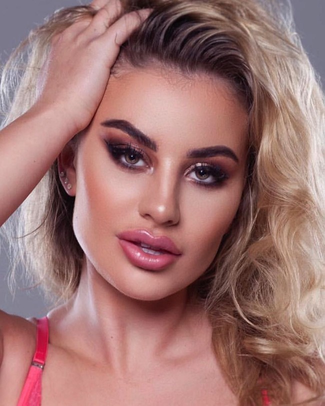 Chloe dinyinyirin netizen akibat pengakuannya sendiri kepada jaksa penuntut umum sidang kasus penculikannya. Seperti dikutip Mail Online, bintang reality show berambut pirang itu mengaku terlalu rapuh untuk menghadiri sidang tersebut. Dia pun mengatakan takut datang ke sidang. Foto: Dok. Instagram Chloe Ayling