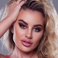 Chloe dinyinyirin netizen akibat pengakuannya sendiri kepada jaksa penuntut umum sidang kasus penculikannya. Seperti dikutip Mail Online, bintang reality show berambut pirang itu mengaku terlalu rapuh untuk menghadiri sidang tersebut. Dia pun mengatakan takut datang ke sidang. Foto: Dok. Instagram Chloe Ayling