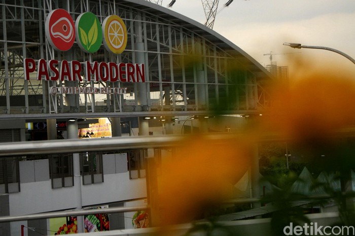 Stasiun Cisauk Kini Terintegrasi Dengan Terminal dan Pasar Stasiun Cisauk, Tangerang, kini mulai terintegrasi dengan terminal BSD dan pasar modern. Penasaran? Yuk intip foto-fotonya.