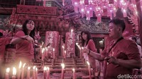 Warga yang dateng terus memanjatkan doa.
