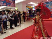 Saat Parade Busana Imlek di Manado Dikagumi Turis China