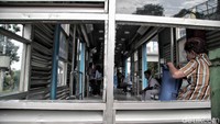 Kaca di bagian samping halte pun pecah dan hingga kini masih dibiarkan bolong. Meski begitu serpihan kaca telah dibersihkan oleh petugas sejak Minggu (3/2/2019) lalu.