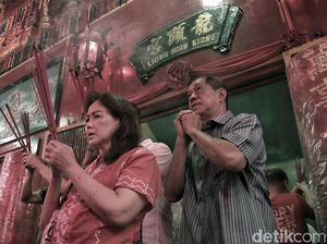Doa Malam Imlek di Vihara Amurva Bhumi