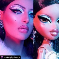 Boneka Bratz satu ini punya tingkat kesulitan makeup yang tinggi. Namun makeup artist bernama Shay mampu mengikuti tampilan makeup rumit dengan mata yang bergambar awan itu. Foto: Instagram