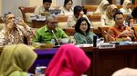 Menkes Nila Moeloek Bahas RUU Kebidanan Bersama DPR