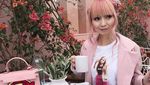 Serba Pink! Ini Pose Cute Kolektor Barbie, Azusa Kalau Lagi Makan