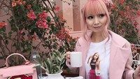 Selain di Instagram, Azusa juga punya situs dan saluran YouTube. Sehari-hari ia bekerja sebagai nail artist. Unggahan Instagramnya kerap memamerkan momen Azusa saat makan. Foto: Instagram azusabarbie