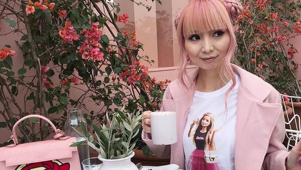 Serba Pink! Ini Pose Cute Kolektor Barbie, Azusa Kalau Lagi Makan