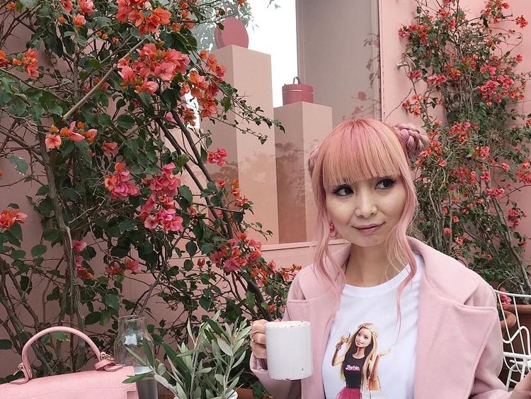 Serba Pink! Ini Pose Cute Kolektor Barbie, Azusa Kalau Lagi Makan