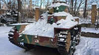 Perjalanan ke Sakhalin dimulai dari ibu kotanya, Yuzhno-Sakhalinsk. Tank peninggalan perang (Miquel Ros/CNN Travel)