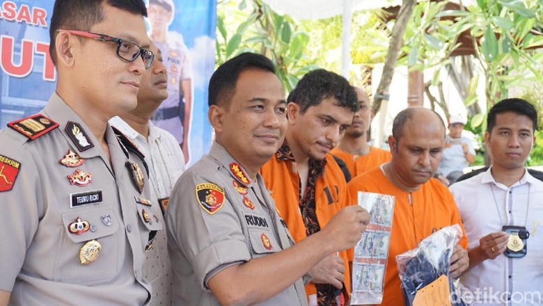 Ngaku Polisi, 2 WN Iran Curi Duit Turis China Ribuan Dolar di Kuta Ngaku Polisi, 2 WN Iran Curi Duit Turis China Ribuan Dolar di Kuta
