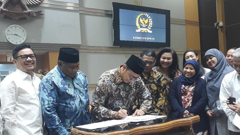 DPR-Menag Sahkan Biaya Haji Tahun 2019 Sebesar Rp 35,2 Juta DPR-Menag Sahkan Biaya Haji Tahun 2019 Sebesar Rp 35,2 Juta