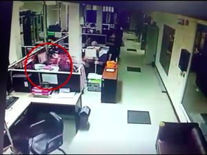 Video: Duar! Ponsel Pegawai Pemprov Riau Ini Meledak saat Di-charge