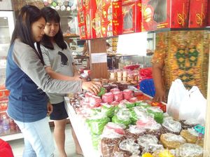 Jelang Imlek, Pernak-pernik Babi dan Kue Keranjang Laku Keras