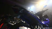 Sedangkan untuk New MX-King, Yamaha mencoba memperkuat kesan sporty yang sebelumnya memang telah melekat pada motor bebek berkapasitas mesin 150cc tersebut dengan melakukan sentuhan perubahan di bagian wajah yang kini telah mengadopsi lampu LED dengan desain yang lebih tajam.