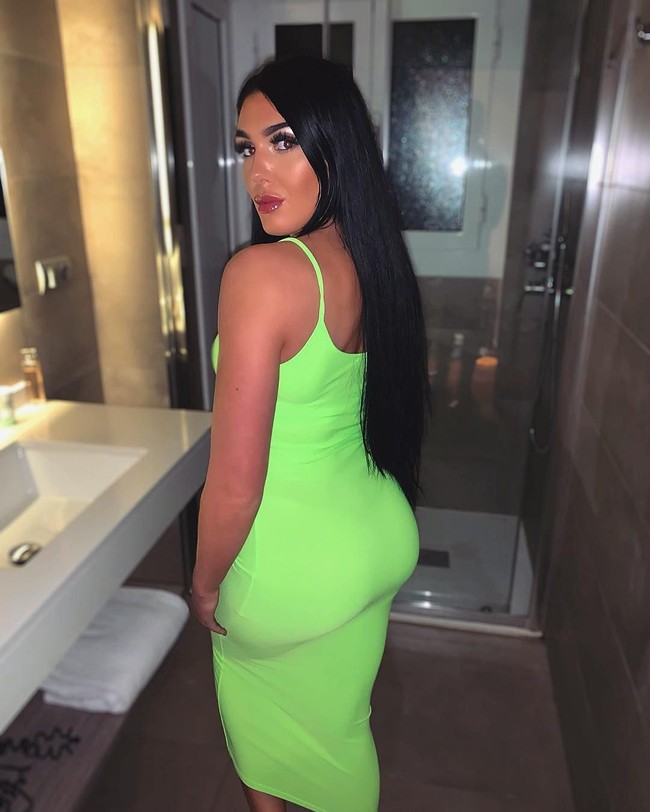 Tweet berisikan foto kekasih Holly yang bernama Karl memakai kaus bergambar wajah wanita cantik itu pun jadi viral. Sampai saat ini tweet tersebut sudah di-retweet hampir 1.900 kali. Ribuan komentar pun membanjiri Twitter bintang reality show Love Island tersebut. Foto: Instagram @hollycockerill