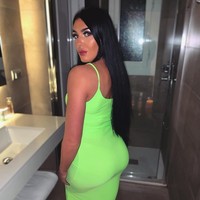 Tweet berisikan foto kekasih Holly yang bernama Karl memakai kaus bergambar wajah wanita cantik itu pun jadi viral. Sampai saat ini tweet tersebut sudah di-retweet hampir 1.900 kali. Ribuan komentar pun membanjiri Twitter bintang reality show Love Island tersebut. Foto: Instagram @hollycockerill