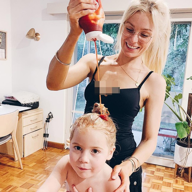 Hal tersebut pun membuat banyak pengikutnya sangat terkejut. Dalam unggahan postingan di akun Instagramnya, wanita yang juga dikenal sebagai Modern Day Mumma berbagi sedikit jepretan dirinya sendiri memeras saus ke kepala putrinya. Foto: Instagram