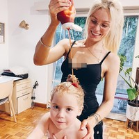 Hal tersebut pun membuat banyak pengikutnya sangat terkejut. Dalam unggahan postingan di akun Instagramnya, wanita yang juga dikenal sebagai Modern Day Mumma berbagi sedikit jepretan dirinya sendiri memeras saus ke kepala putrinya. Foto: Instagram