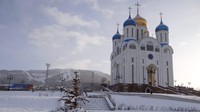Ada pula Katedral Ortodoks Nativity dengan kubahnya yang berwarna emas dan di sebelahnya ada Museum Militer Yuzhno-Sakhalinsk sisa Perang Dunia II (Miquel Ros/CNN Travel)