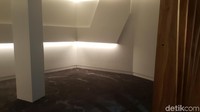 Ruang salatnya dipisah antara laki-laki dan perempuan. Masing-masing ukurannya 3x3 meter dengan lampu lembut, menciptakan suasana tenang untuk beribadah (Fitraya/detikTravel)  