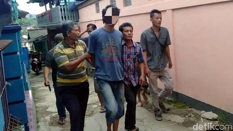 Kepulangan Pria Sukabumi Penganiaya Ibu-Ayah Ditolak Keluarga Kepulangan Pria Sukabumi Penganiaya Ibu-Ayah Ditolak Keluarga