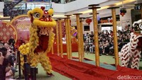 Butuh latihan rutin lho untuk bisa tampil prima. Seperti para pemain dari tim barongsai Kong Ha Hong yang tampil di Living World Alam Sutra baru-baru ini, mereka latihan tiap minggu sebelum tampil. (Foto: Ayunda/detikHealth) 
