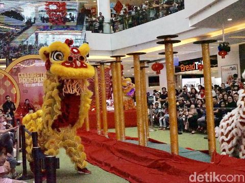 Pertunjukkan barongsai.