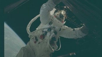 Menurut kamu lebih menarik sebelum pewarnaan ulang atau Foto: NASA