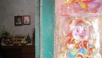 Gambar-gambar shio babi pun melengkapi rentetan pernak-pernik yang tersedia.
