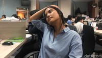 Tarik bagian kepala ke bagian sisi kanan-kiri. Masih belum beranjak dari kursi kantor, Healthy Friends juga bisa melakukan gerakan menarik kepala ke bagian sisi kanan dan kiri, selama 8 hitungan. Tentunya membuat otot-otot bagian kepala menjadi lebih rileks lho. (Foto: Kireina/detikHealth) 