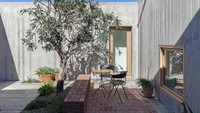 Rumah tersebut didesain benar-benar menyatu dengan alam. Buktinya ruangan juga ditanami pohon menambah keindahan. Istimewa/inhabitat.