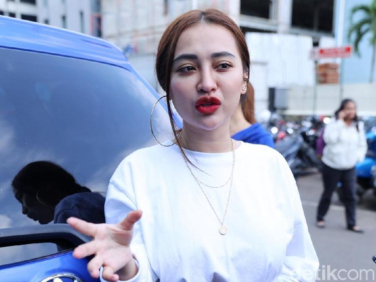 Bibir Merah Merona Cupi Cupita yang Ngebet Nikah