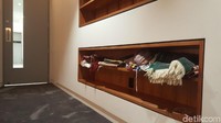 Tersedia juga lemari berisi sajadah dan perlengkapan salat lainnya. Traveler muslim pun bisa salat jamak dulu sebelum penerbangan panjang ke berbagai penjuru dunia dari Auckland (Fitraya/detikTravel)