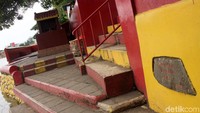 Biasanya jelang Imlek warga Tionghoa beribadah di tempat ini.