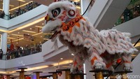 Ini adalah kesenian tradisional China yang menampilkan atraksi para pemain di dalam kostum singa. (Foto: Ayunda/detikHealth) 