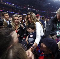 Gisele langsung turun ke lapangan untuk menyelamati suaminya. Juga hadir di situ ketiga buah hati mereka, Benjamin, Vivian, dan John. (Foto: Getty Images)