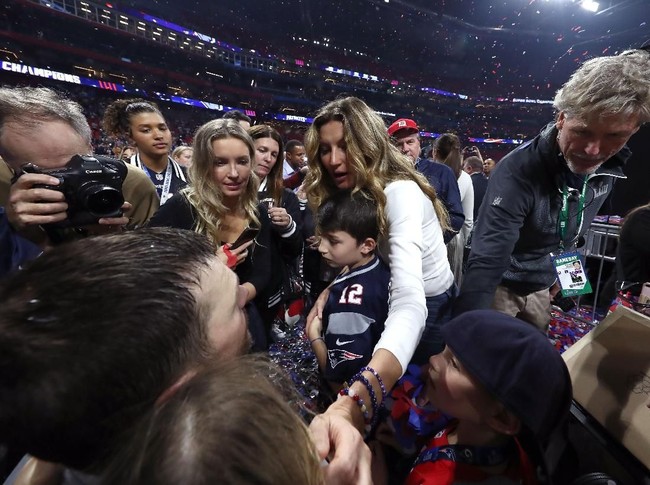 Gisele langsung turun ke lapangan untuk menyelamati suaminya. Juga hadir di situ ketiga buah hati mereka, Benjamin, Vivian, dan John. (Foto: Getty Images)